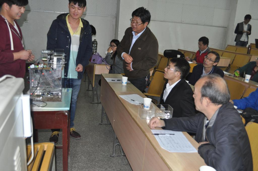 做爱片
刘福建等同学对作品进行介绍