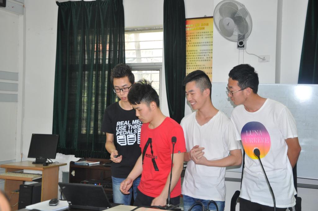 团队学生讲解方案